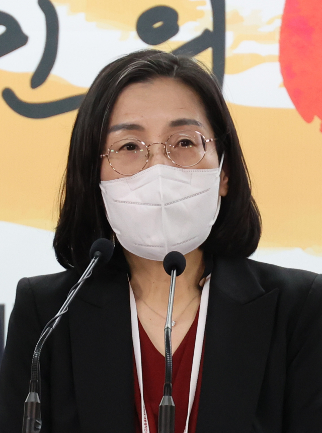 김현숙 여성가족부 장관 후보자가 10일 오후 통의동 대통령직인수위원회 열린 윤석열 정부 8개 부처 장관 후보자 인선 발표 기자회견에 참석하고 있다. 연합뉴스