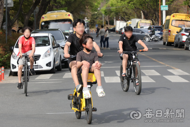 대구 시내에서 자전거를 탄 아이들이 자전거 전용도로가 아닌 일반 도로 위를 달리고 있다. 매일신문 DB.