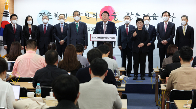 윤석열 대통령 당선인이 10일 오후 서울 종로구 통의동 제20대 대통령직인수위원회에서 초대 내각 명단을 발표하고 있다. 원희룡 국토교통부, 김현숙 여성가족부, 박보균 문화체육관광부, 추경호 경제부총리 겸 기획재정부 장관 후보자, 한덕수 국무총리 후보자, 윤 당선인, 이종섭 국방부, 이창양 산업통상부, 정호영 보건복지부, 이종호 과학기술정통부 후보자. 연합뉴스