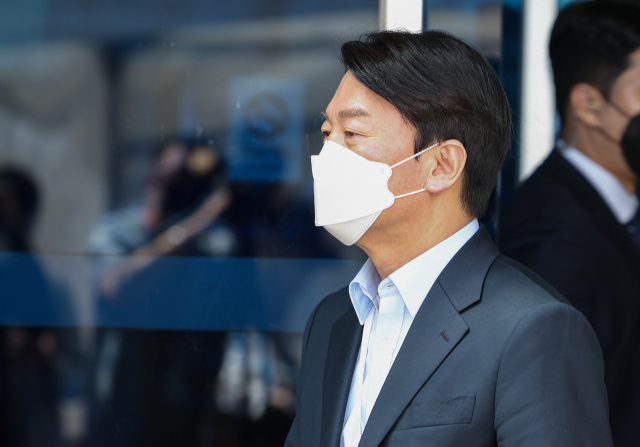 안철수 20대 대통령직인수위원회 위원장이 10일 오전 서울 종로구 통의동 인수위 사무실을 나서고 있다. 인수위는 이날 오후 2시 윤석열 당선인이 직접 새 정부의 내각 인선을 발표할 것이라 예고한 상태다. 연합뉴스