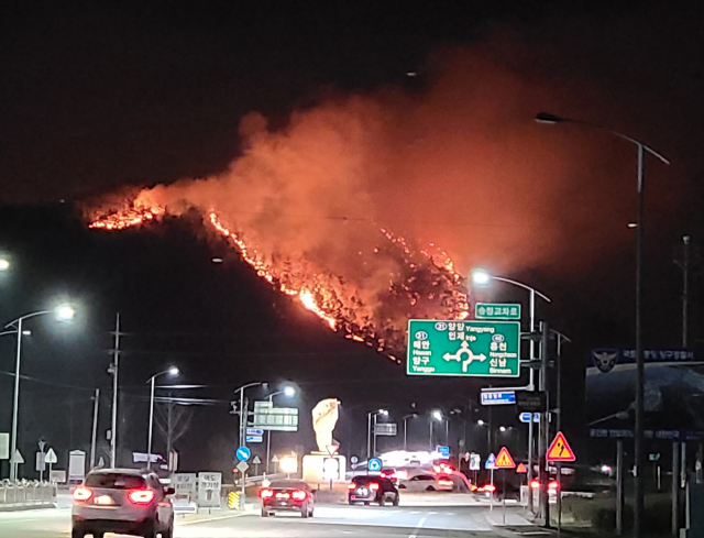 10일 오후 강원 양구군 양구읍 송청리에서 발생한 산불이 밤까지 이어져 불길과 연기가 치솟고 있다. 연합뉴스