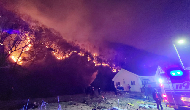 10일 오후 강원 양구군 양구읍 송청리에서 발생한 산불이 밤까지 이어져 불길이 송우리 민가까지 내려오고 있다. 연합뉴스