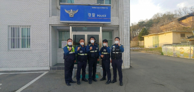 예천경찰서 호명지구대 장주철(가운데) 순찰 3팀장과 팀원들이 기념 촬영을 하고 있다. 예천경찰서 제공