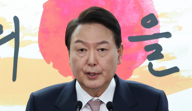 윤석열 대통령 당선인이 10일 오후 서울 종로구 통의동 제20대 대통령직인수위원회에서 초대 내각 명단을 발표하고 있다. 연합뉴스