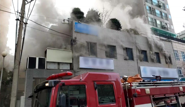 11일 오전 6시 33분께 서울 영등포구 영등포동 한 고시원 2층에서 화재가 발생해 소방이 진화 작업을 벌이고 있다. 이 화재로 1명이 심정지, 다른 1명이 2도 전신 화상을 당해 병원으로 이송됐다. 그 외에 14명은 자력 대피했고 별다른 상처를 입지 않은 것으로 파악됐다. 사진은 영등포 고시원 화재 현장. 소방청 제공