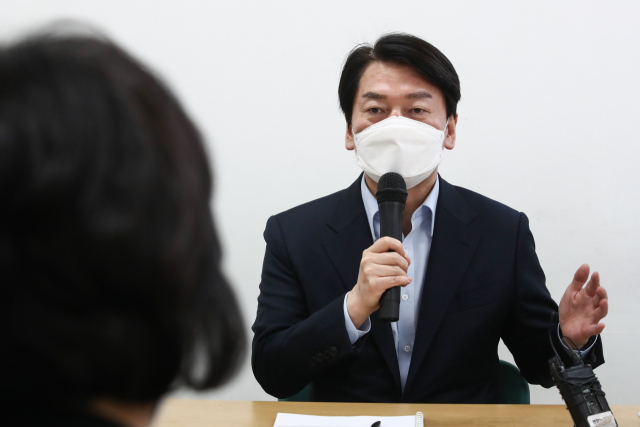 안철수 제20대 대통령직인수위원회 위원장이 10일 서울 종로구 종로구 통인시장 고객만족센터에서 열린 소상공인-자영업자 현장 방문 간담회에서 발언하고 있다. 연합뉴스