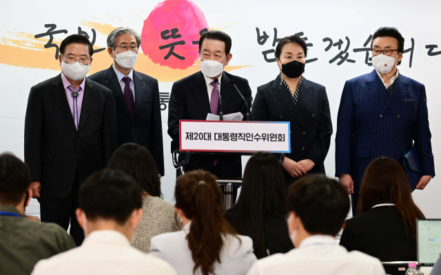 박주선 대통령취임준비원장이 11일 오전 서울 종로구 통의동 인수위 공동기자회견장에서 열린 제20대 대통령 취임식 준비위원회 기자회견에서 브리핑하고 있다. 연합뉴스