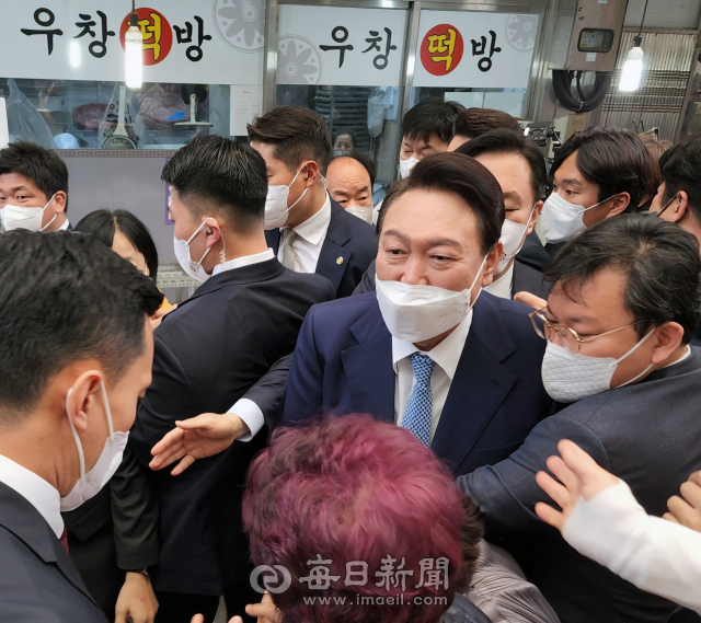 윤석열 대통령 당선인이 11일 경북 안동 중앙신시장을 방문해 시민들과 인사하고 있다. 김영진 기자