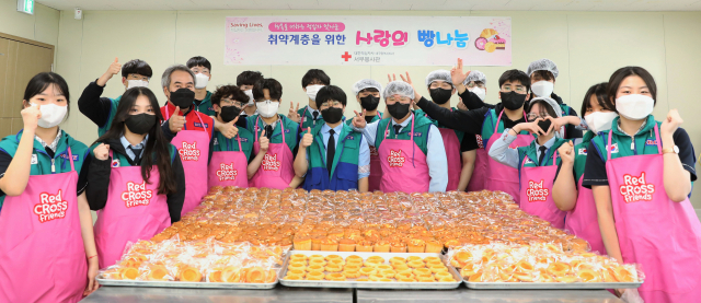 대구제일고등학교 학생들이 빵나눔 봉사활동에 참여하고 있다.