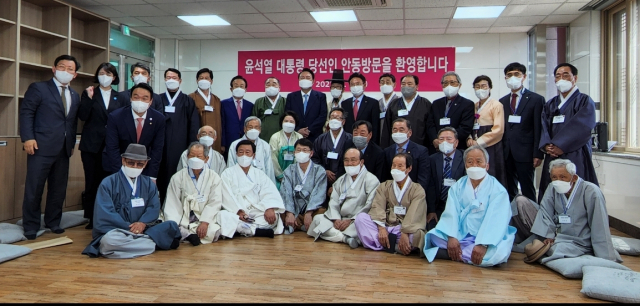 윤석열 대통령 당선인이 지역 순회 첫 방문지로 11일 안동을 찾았다. 윤 당선인은 이날 중앙신시장 상인들과 경북 유림 어르신들을 만나 민심을 듣는 시간을 가졌다. 성균관유도회 경북도본부 제공