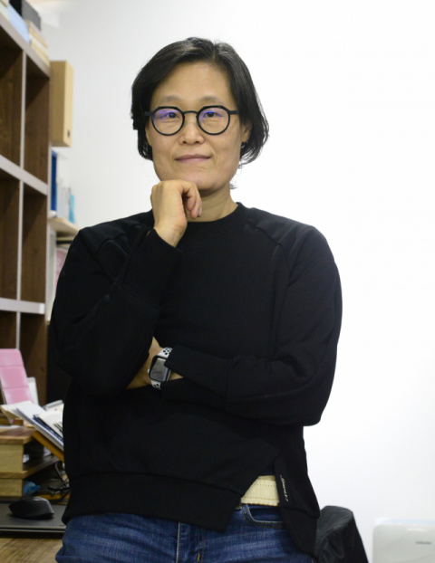 김옥렬 현대미술연구소 소장이 아트스페이스펄에서 포즈를 취하고 있다.