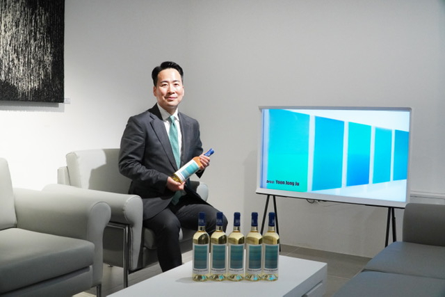 DK VINO 김동국 대표가 아바디아 리미트 에디션에 대해 설명하고 있다. DK VINO 제공.