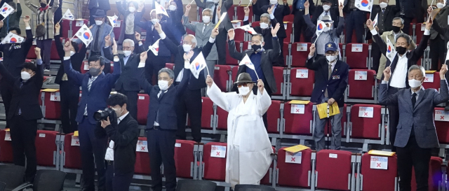 11일 경상북도독립운동기념관에서 열린 제103주년 대한민국임시정부 수립 기념식에서 참석자들이 만세삼창을 하고 있다. 경북도 제공