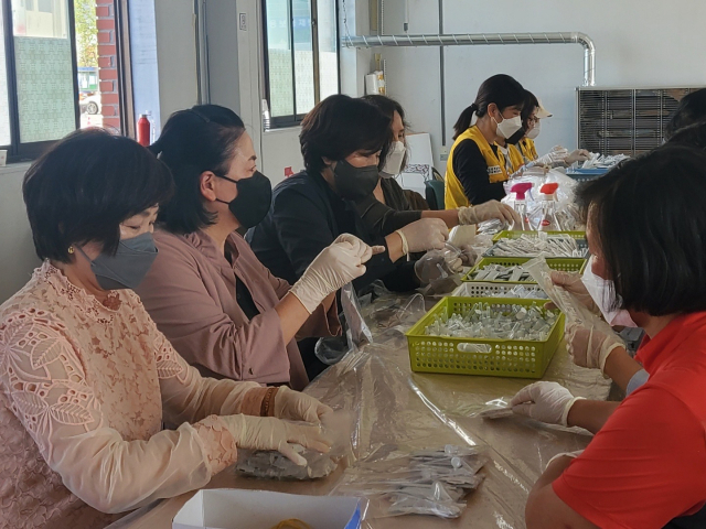 구미시 느티나무봉사단이 대한적십자사 봉사회 구미시지구협의회와 함께 코로나19 자가진단키트 소분 포장 작업 봉사를 실시하고 있다. 구미시 제공