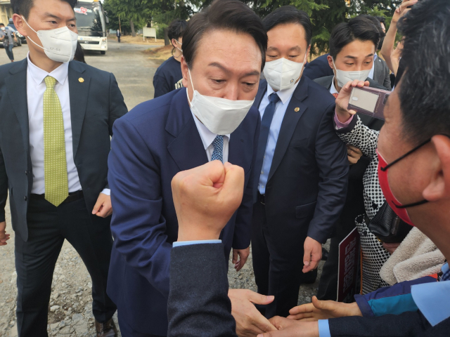 윤석열 대통령 당선인이 구미 시민들과 악수를 나누고 있다. 전병용 기자