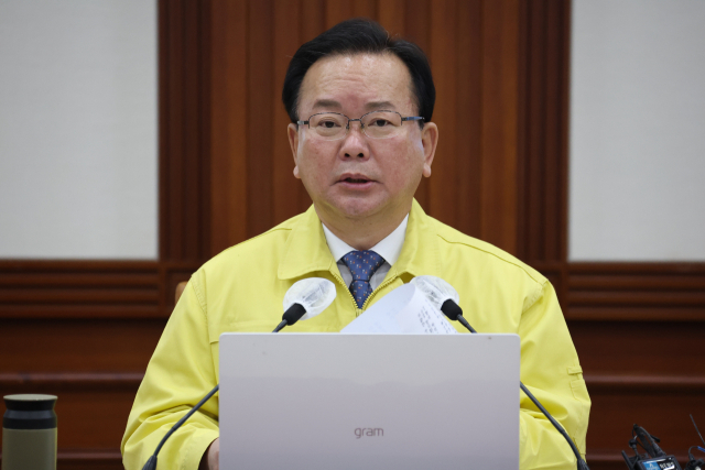 김부겸 국무총리가 1일 정부서울청사에서 열린 코로나19 대응 중앙재난안전대책본부 회의를 주재하고 있다. 연합뉴스