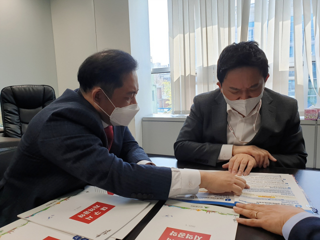 지난 7일 정해용 대구시 부시장이 대통령직인수위원회를 찾아 대구 주택 시장 상황을 설명하고 협조를 구하고 있다. 대구시 제공