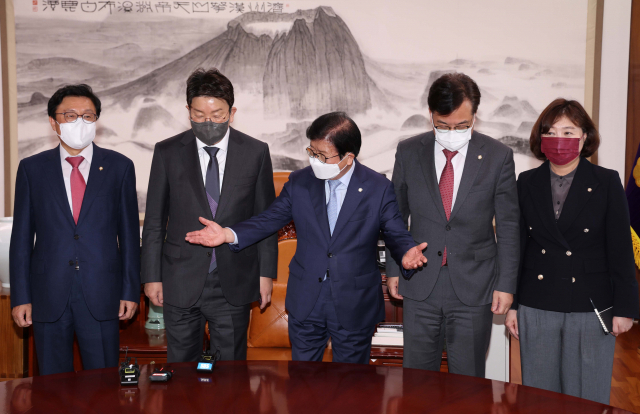 박병석 국회의장이 11일 국회 의장실에서 국민의힘 권성동 신임 원내대표 등 원내대표단의 예방을 받고 기념촬영을 하고 있다. 오른쪽부터 양금희 원내대변인, 송언석 원내수석부대표, 박병석 국회의장, 권성동 원내대표, 박형수 원내대변인. 연합뉴스
