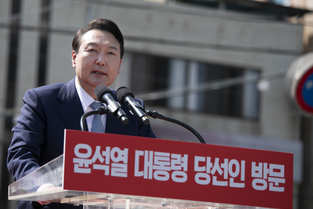 윤석열 대통령 당선인이 11일 오후 경북 상주시 상주 중앙시장을 방문, 시민들에게 감사 인사를 전하고 있다. 연합뉴스