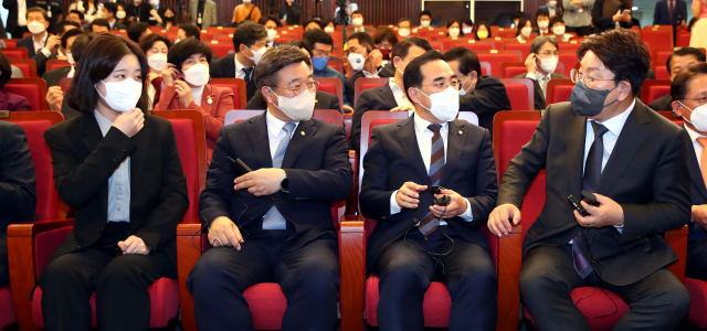 더불어민주당 박지현(왼쪽부터), 윤호중 공동비대위원장, 박홍근 원내대표와 국민의힘 권성동 원내대표가 11일 볼로디미르 젤렌스키 우크라이나 대통령 화상연설이 열린 국회도서관 대강당에서 대화하고 있다. 연합뉴스