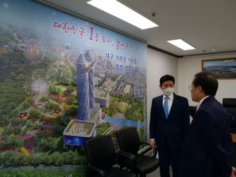 11일 오후 5시쯤 홍준표 의원이 이태훈 달서구청장과 만났다. 홍준표 국민의힘 의원 측 제공