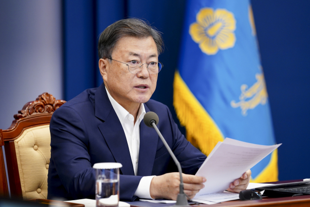 문재인 대통령이 11일 오후 청와대 여민관에서 수석·보좌관회의를 주재하고 있다. 연합뉴스