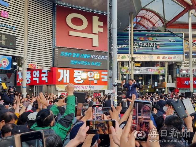 11일 윤석열 대통령 당선인이 오후 6시 10분 쯤 포항 북구 죽도시장을 찾아 대선 때의 지지에 대한 감사 인사를 하고 있다. 신동우 기자
