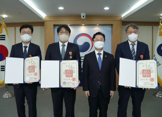 김상민(왼쪽 두 번째) 대구지검 의성지청장이 박범계(오른쪽 두 번째) 법무부장관으로부터 근정포장을 수상한 후 기념 사진을 촬영하고 있다.