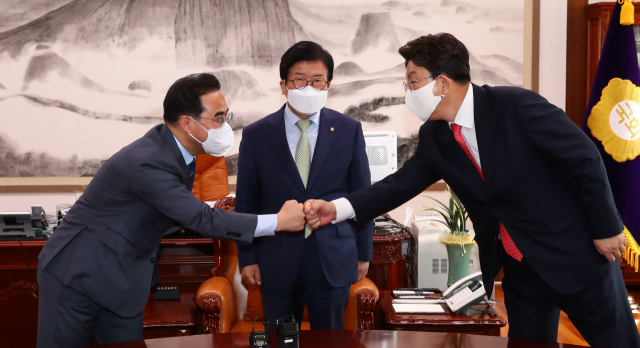 국민의힘 권성동 원내대표(오른쪽)와 더불어민주당 박홍근 원내대표(왼쪽)가 12일 오전 의장실에서 만나 박병석 국회의장 앞에서 인사하고 있다. 연합뉴스