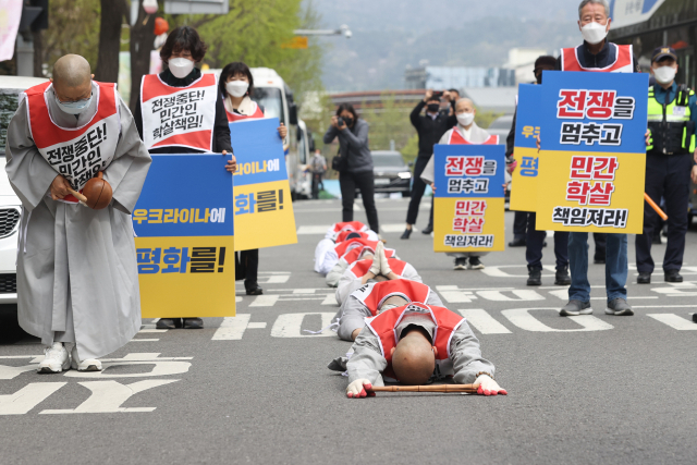 대한불교조계종 사회노동위원회가 12일 오전 서울 종로구 조계사에서 러시아 대사관으로 향하는 