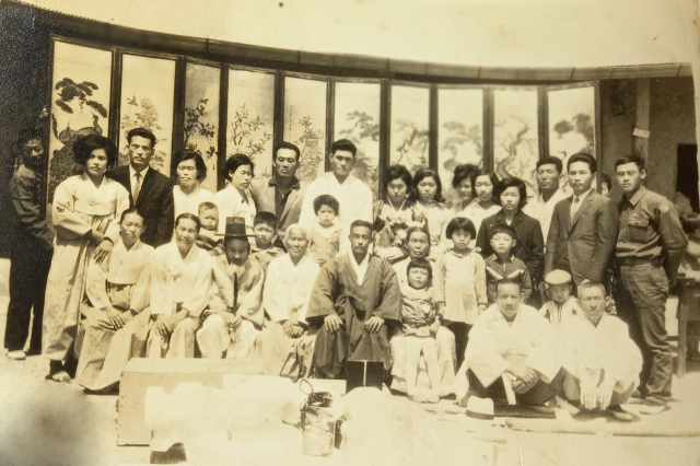 1971년 김광현 씨 아버지(앞줄 왼쪽 다섯번째)의 회갑 당시 기념사진. 뒷줄 왼족 네번째가 김 씨의 누님 김순단 씨. 가족 제공.