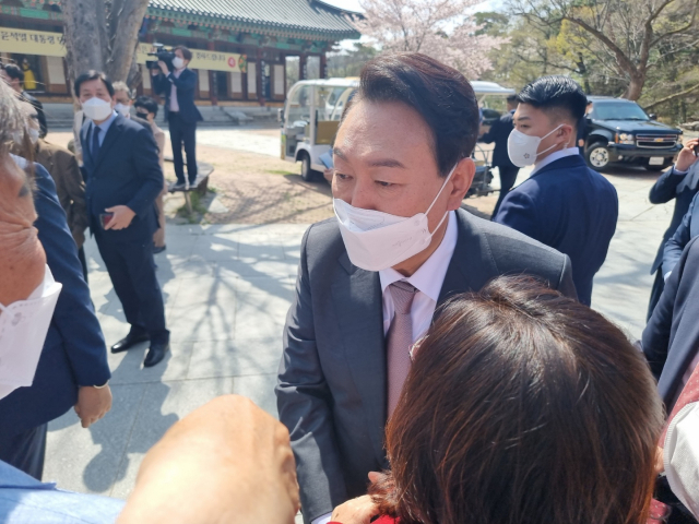 12일 오전 10시 53분쯤 윤석열 당선인이 팔공총림 동화사를 찾아 지지자들의 손을 잡고 인사하고 있다. 임재환 기자