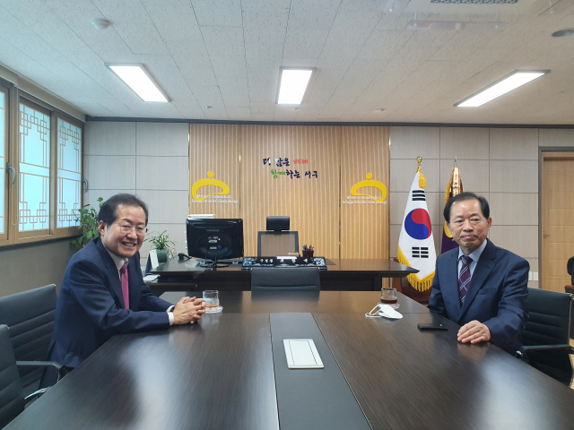 대구시장에 출마한 홍준표 국민의힘 의원(대구 수성구을)이 12일 대구 서구청을 찾아 