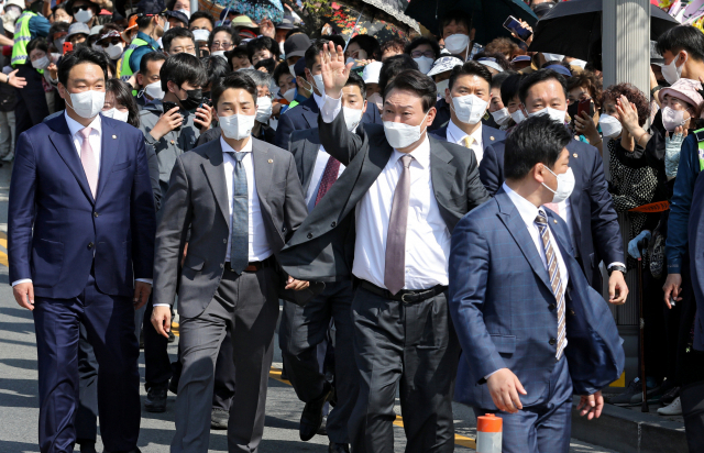 윤석열 대통령 당선인이 12일 오후 대구 달성군 유가읍 박근혜 전 대통령 사저를 찾아 박 전 대통령을 예방한 후 시민들과 인사를 나누고 있다. 김영진 기자 kyjmaeil@imaeil.com