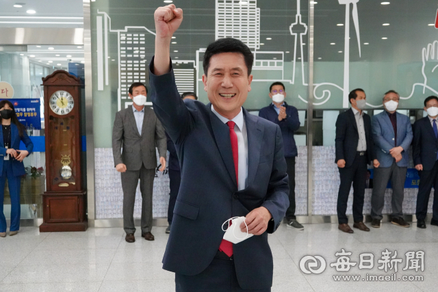 이강덕 포항시장이 12일 예비후보 등록을 위해 포항시청을 나서며 시청 직원들의 배웅을 받으며 화이팅을 외치고 있다. 이강덕 페이스북