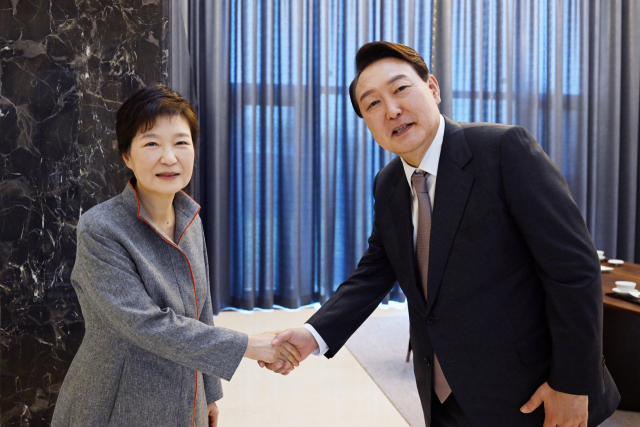 윤석열 대통령 당선인이 12일 오후 대구 달성군 유가읍에 있는 박근혜 전 대통령의 사저에 도착, 박 전 대통령과 인사하고 있다. 사진 당선인 대변인실