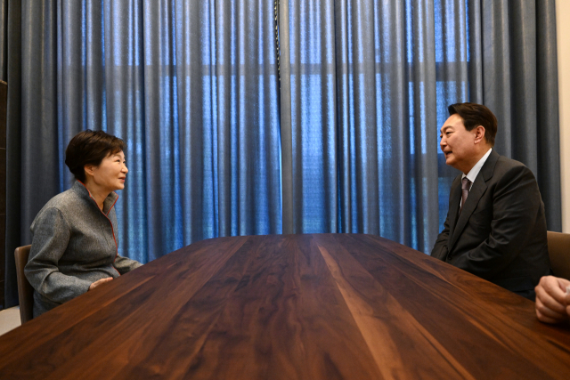 윤석열 대통령 당선인이 12일 오후 대구 달성군 유가읍 박근혜 전 대통령 사저를 예방해 박 전 대통령과 대화를 나누고 있다. 2022.4.12. 대통령직인수위 제공