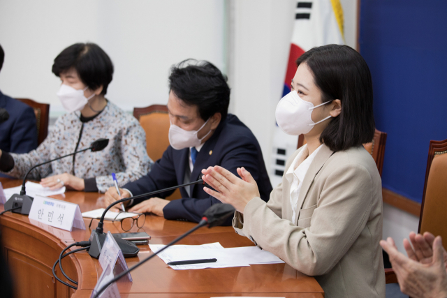 더불어민주당 박지현 공동비대위원장이 12일 오전 국회에서 열린 비상대책위원장-중진의원단 당 혁신방안 소통간담회에서 박수를 치고 있다. 연합뉴스