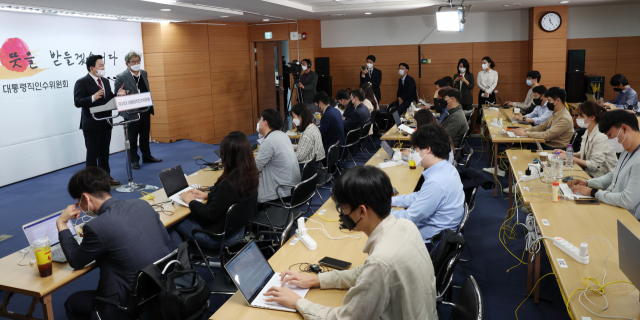 국토교통부 장관 후보자인 원희룡 대통령직인수위원회 기획위원장(왼쪽)과 김상협 상임기획위원이 12일 서울 종로구 통의동 제20대 대통령직인수위원회에서 