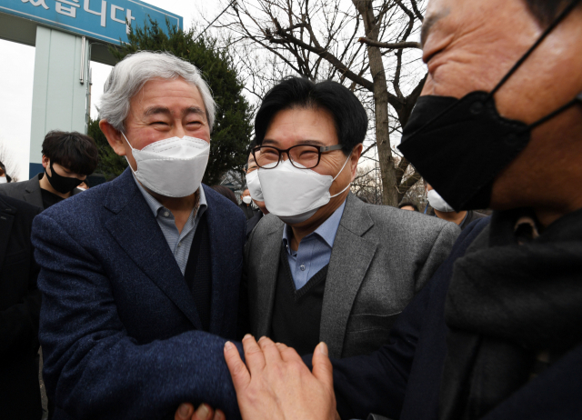 홍문종(가운데) 친박신당 대표가 지난달 17일 경기도 안양교도소에서 가석방된 최경환 전 의원과 만나 인사하고 있다. 최 전 의원은 이헌수 전 국정원 기조실장으로부터 국정원 특수활동비로 조성된 뇌물 1억원을 받은 혐의로 징역 5년을 확정받은 뒤 복역 중 형기의 약 80%를 채우고 이날 가석방됐다. 연합뉴스