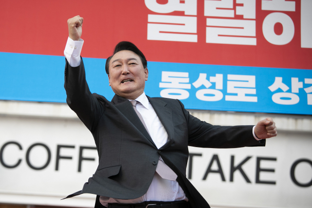 윤석열 대통령 당선인이 12일 대구 중구 동성로를 방문, 환영 나온 시민들에게 