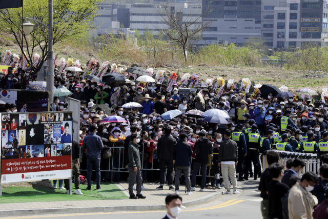 12일 오후 대구 달성군 유가읍 박근혜 전 대통령 사저 인근에서 시민 등이 윤석열 대통령의 박근혜 전 대통령 예방이 끝나기를 기다리고 있다. 연합뉴스