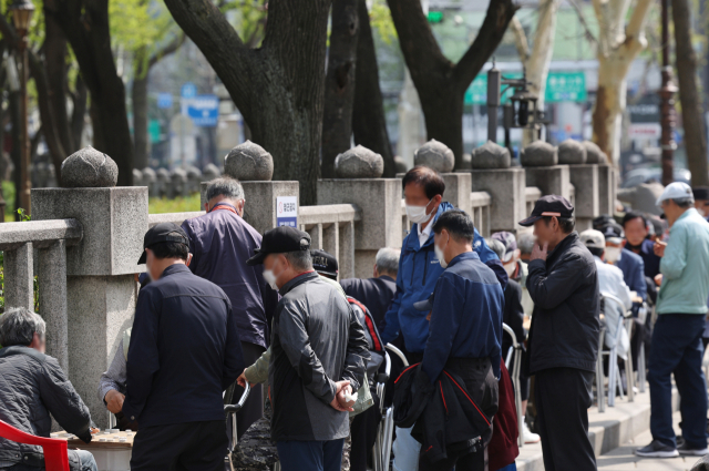 질병관리청이 코로나19 백신 4차접종 대상을 고령층으로 확대하는 계획을 마련해 오는 13일 발표할 예정이다. 사진은 12일 종로구 탑골공원 앞. 연합뉴스