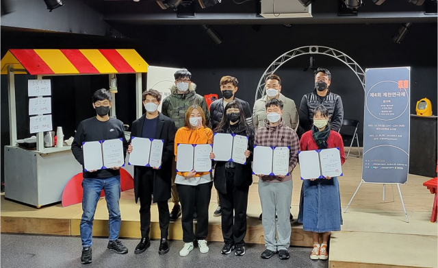 호산대 재학생들이 제4회 제천연극제에서 2관왕을 차지한 뒤 기념촬영을 하고 있다. 호산대 제공