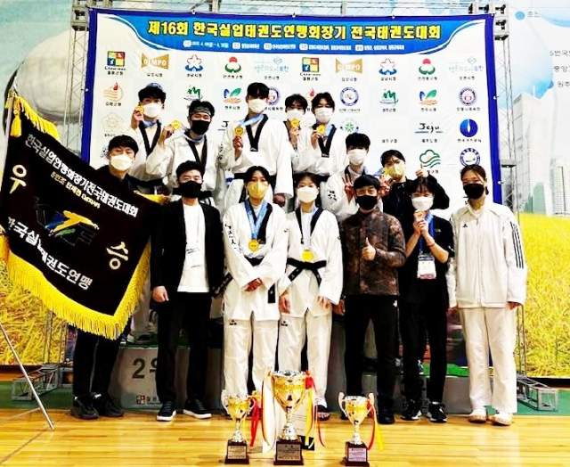 제16회 한국실업태권도연맹회장기 전국대회에서 우수한 성적을 거둔 영천시청 태권도단 선수들의 기념촬영 모습. 영천시 제공