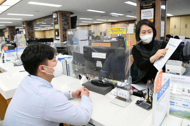 영주시청을 방문한 민원인에게 담당 공무원이 친절하게 설명해 주고 있다. 마경대 기자
