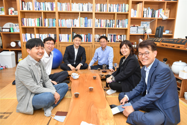 이철우 경북도지사는 13일 도청 접견실에서 도청공무원노조 임원들과 차담회(茶談會)를 갖고 있다. 경북도 제공