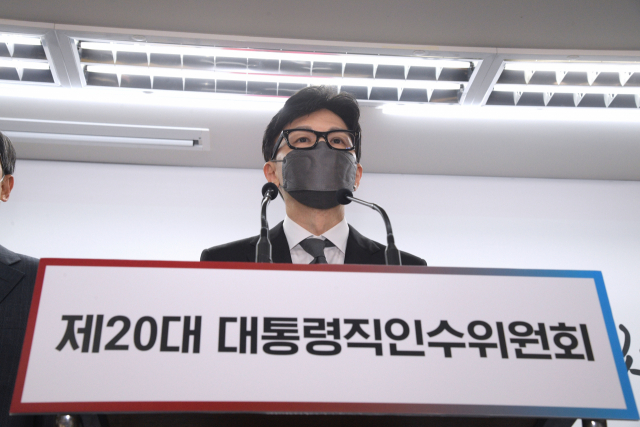 한동훈 법무부 장관 후보자가 13일 서울 종로구 통의동 제20대 대통령직인수위원회 브리핑룸에서 열린 2차 내각 발표에서 취재진의 질문에 답하고 있다. 연합뉴스