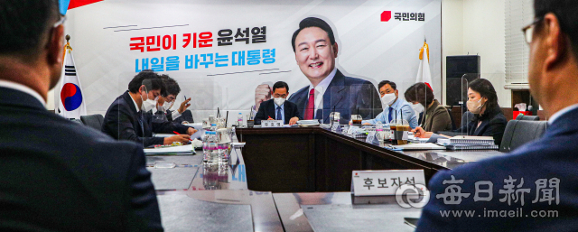 12일 오후 대구 수성구 국민의힘 대구시당에서 주호영 의원, 김용판 의원, 김승수 의원 등이 제8회 전국동시지방선거 대구 지역 공천신청자들을 대상으로 면접을 보고 있다. 안성완 기자 asw0727@imaeil.com
