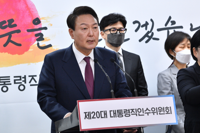 윤석열 대통령 당선인이 13일 서울 종로구 통의동 제20대 대통령직인수위원회 브리핑룸에서 2차 내각 발표를 하고 있다. 오른쪽은 한동훈 법무부 장관 후보자. 연합뉴스